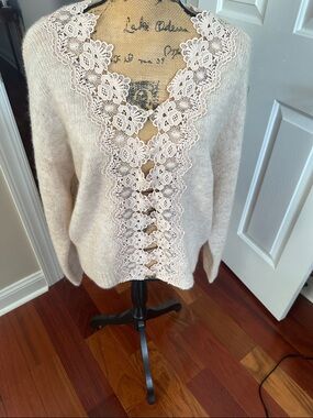 House of Harlow 1960 Cream V-Neck Sweater with Blush Lace Trim